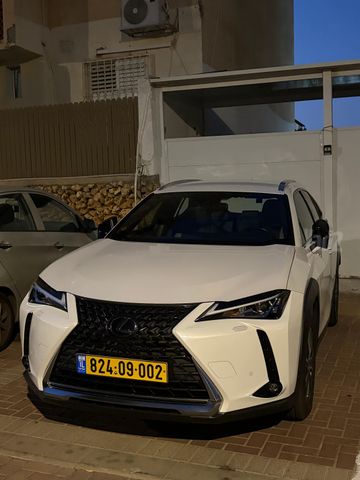 מודעת רכב לקסוס UX