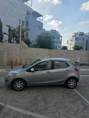 מודעת רכב מאזדה 2