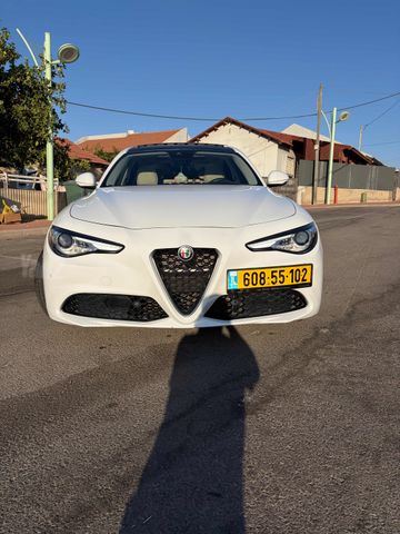 אלפא רומיאו ג'וליה