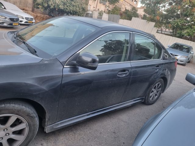 סובארו B4/לגאסי
