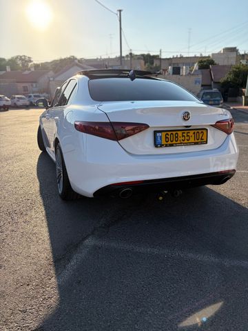 מודעת רכב אלפא רומיאו ג'וליה