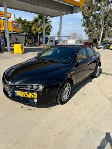 מודעת רכב אלפא רומיאו 159