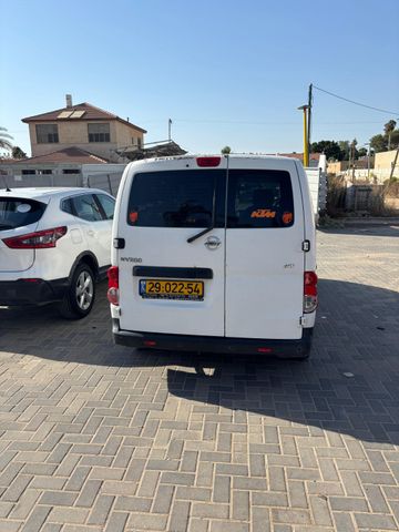 ניסאן NV200