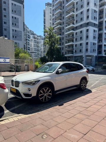 ב מ וו X1