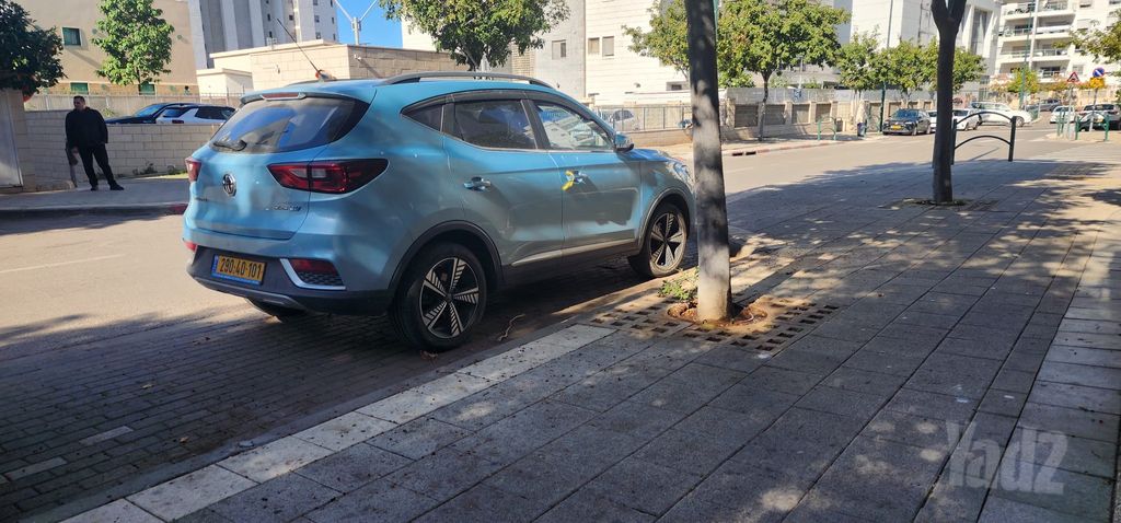 מודעת רכב אם ג'י ZS