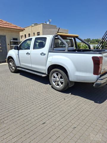 איסוזו די-מקס