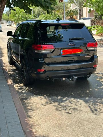 מודעת רכב ג'יפ גרנד צ'ירוקי