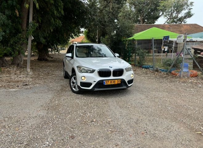 ב מ וו X1