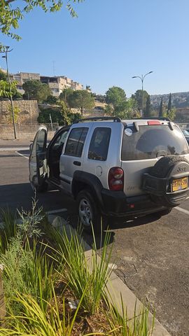 מודעת רכב ג'יפ צ'ירוקי
