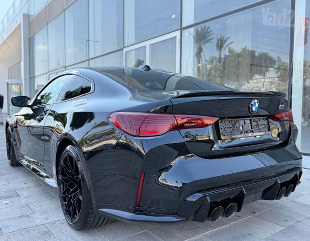 ב מ וו M4