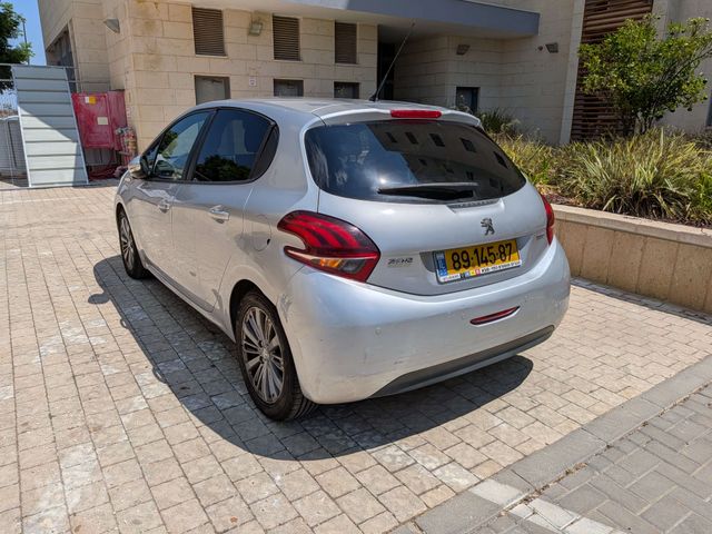 פיג'ו 208