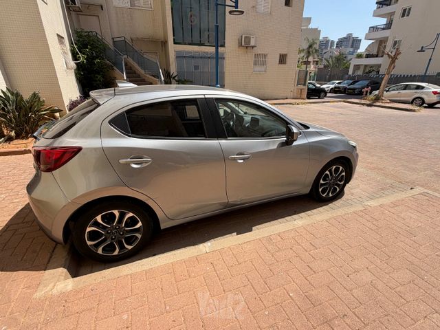 מודעת רכב מאזדה 2