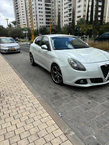 אלפא רומיאו ג'ולייטה