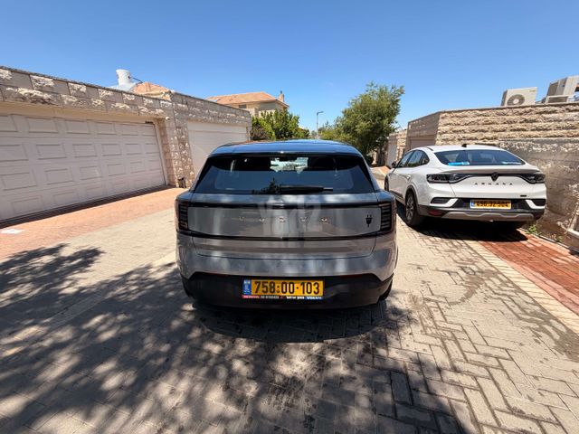 וולוו EX30