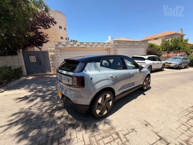 וולוו EX30