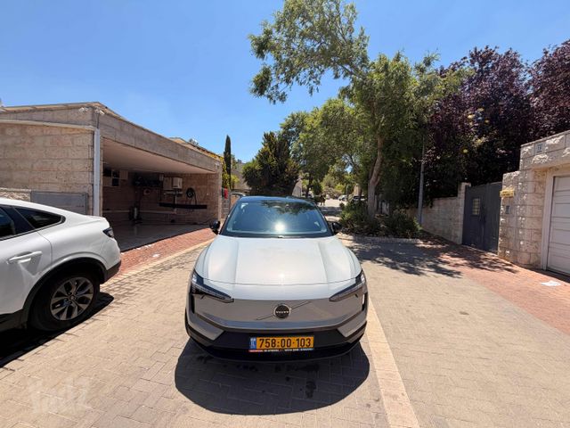 וולוו EX30