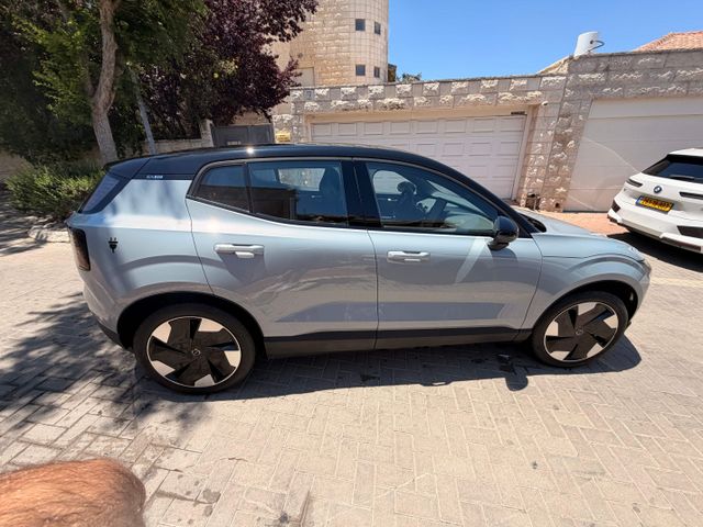 וולוו EX30