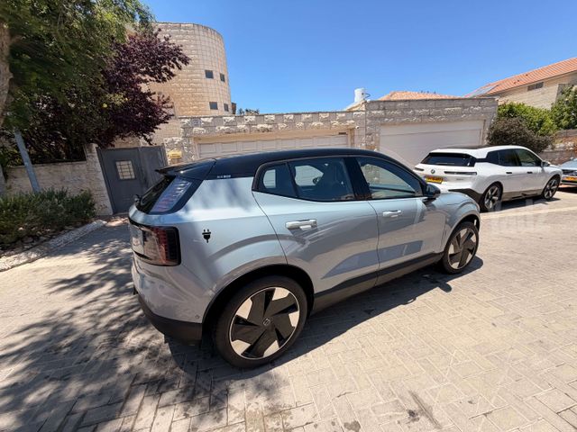 וולוו EX30