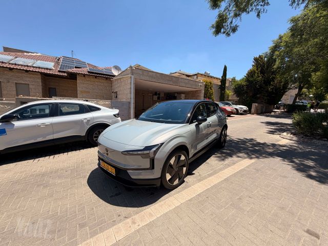 מודעת רכב וולוו EX30