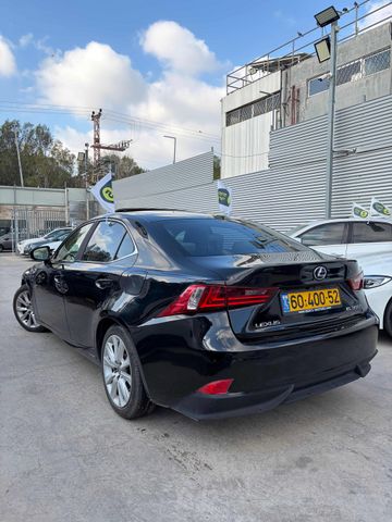 לקסוס IS