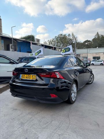 לקסוס IS
