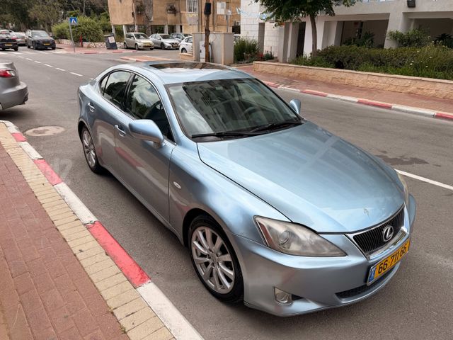 לקסוס IS