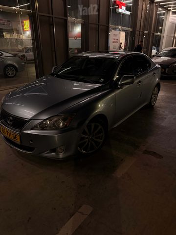 לקסוס IS