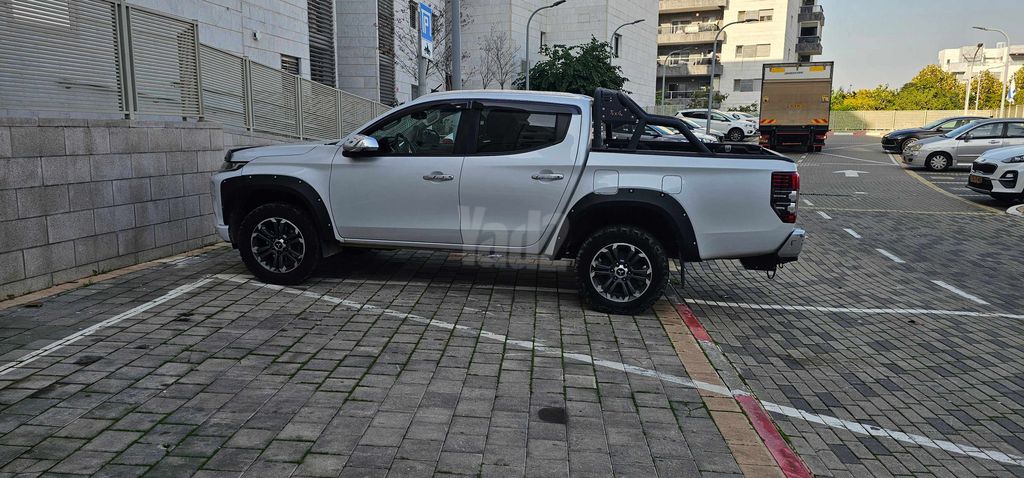 מיצובישי טרייטון / L200