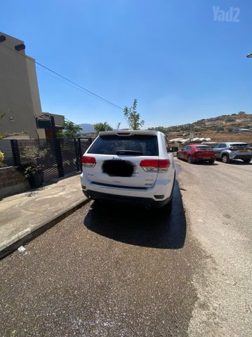 מודעת רכב ג'יפ גרנד צ'ירוקי