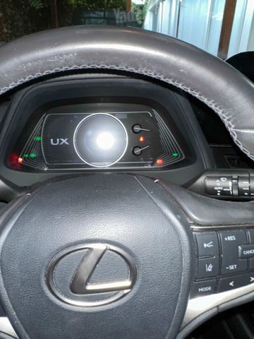 מודעת רכב לקסוס UX