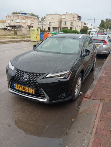 מודעת רכב לקסוס UX