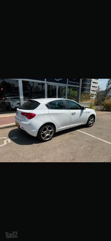 מודעת רכב אלפא רומיאו ג'ולייטה