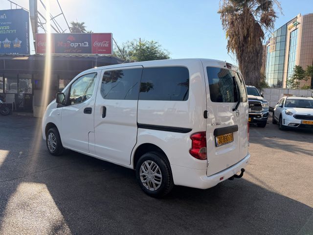 ניסאן NV200
