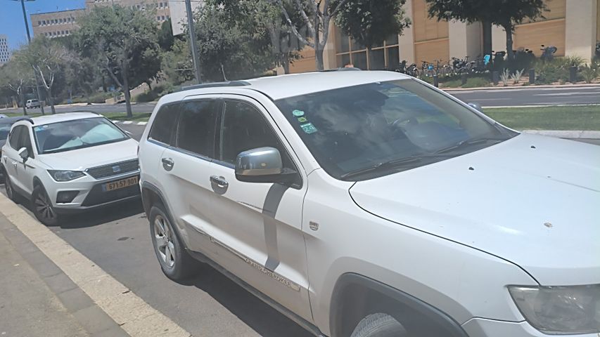 מודעת רכב ג'יפ גרנד צ'ירוקי
