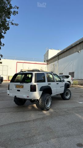 מודעת רכב ג'יפ גרנד צ'ירוקי