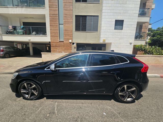 וולוו V40