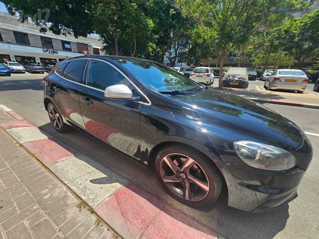 וולוו V40