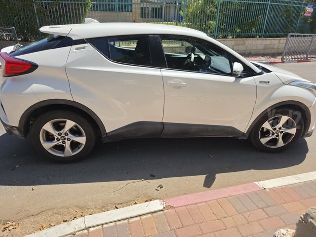 מודעת רכב טויוטה C-HR