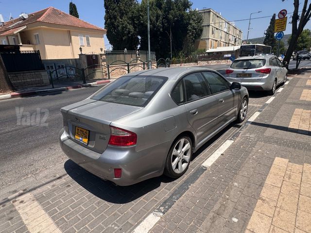 סובארו B4/לגאסי
