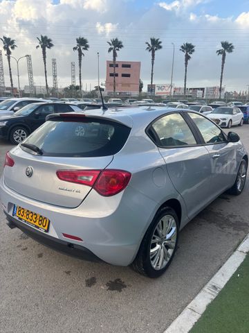 אלפא רומיאו ג'ולייטה