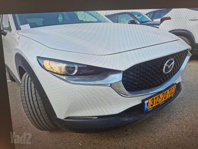 מודעת רכב מאזדה CX-30