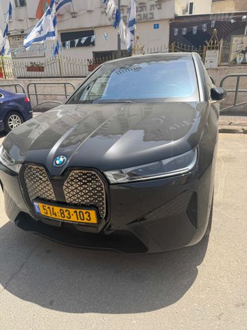 ב מ וו iX