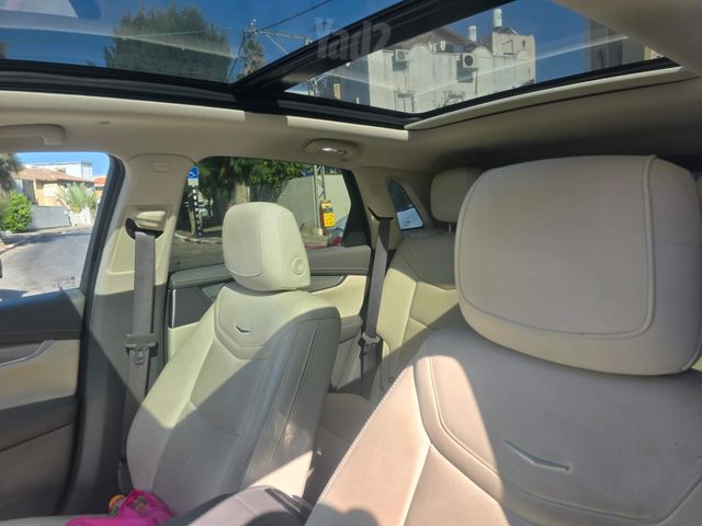קאדילק XT5