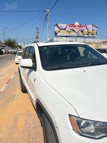 מודעת רכב ג'יפ גרנד צ'ירוקי