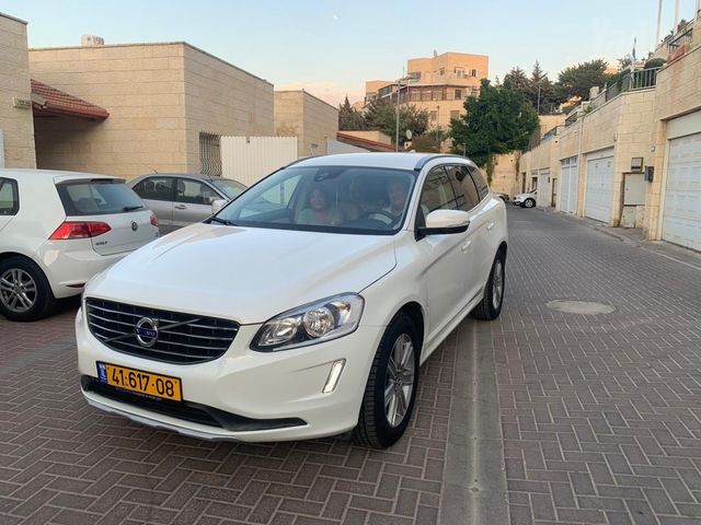 XC60 4X2 Kinetic אוט׳ בנזין 2.0 (245 כ״ס)