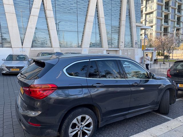 ב מ וו X1