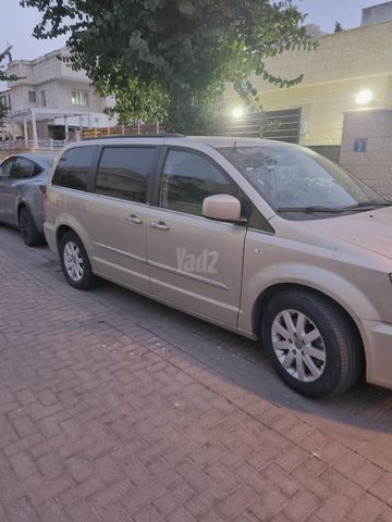 מודעת רכב קרייזלר גראנד וויאג'ר