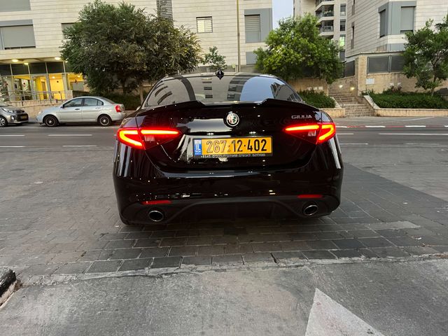 מודעת רכב אלפא רומיאו ג'וליה