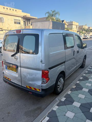 ניסאן NV200