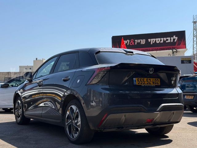 אם ג'י MG4